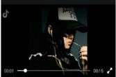 抖音qq短视频广告带黑帽子的是谁